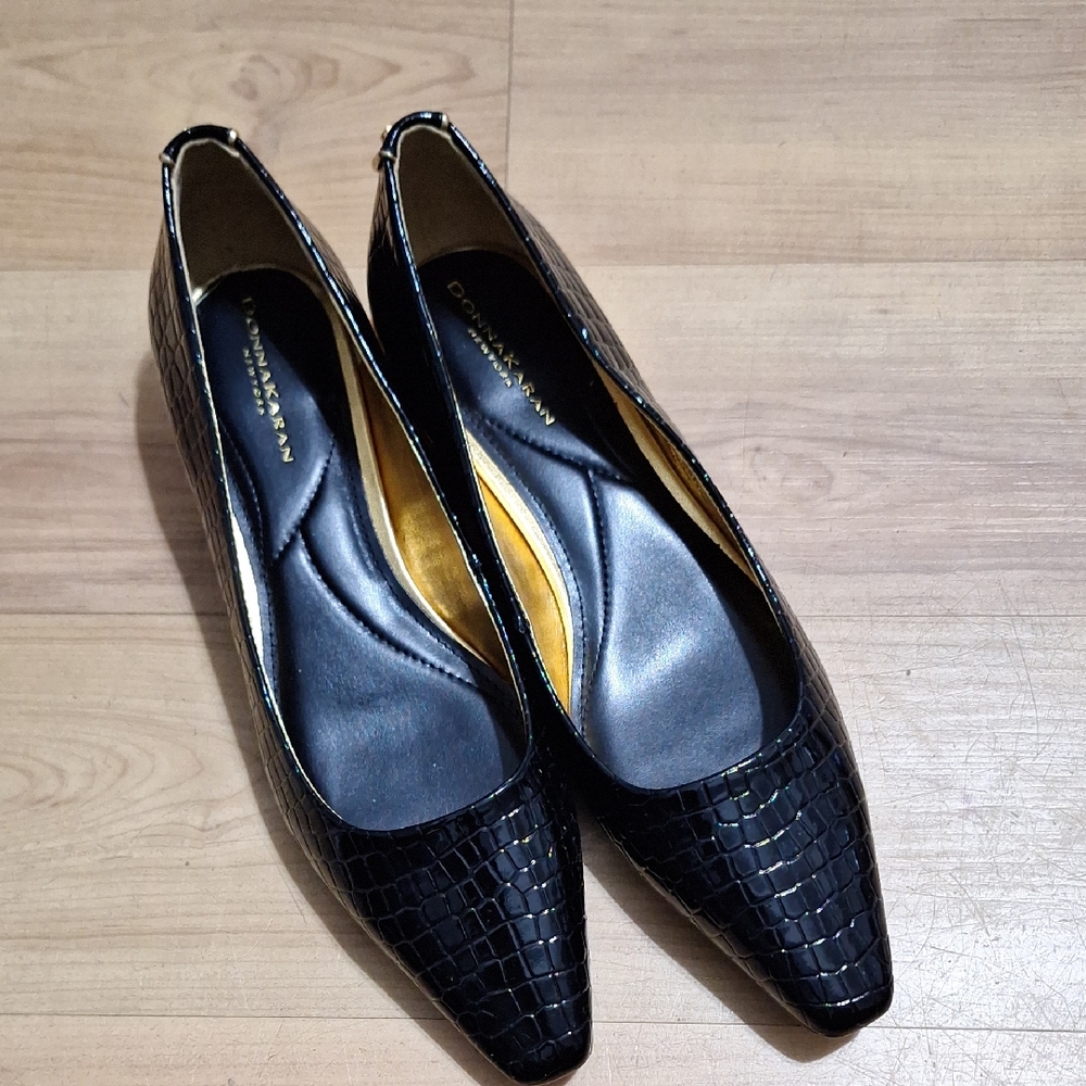 Donna Karan Savita SnipToe Flat Black Croc-Embossed Patent Leather Heels Sz. 7